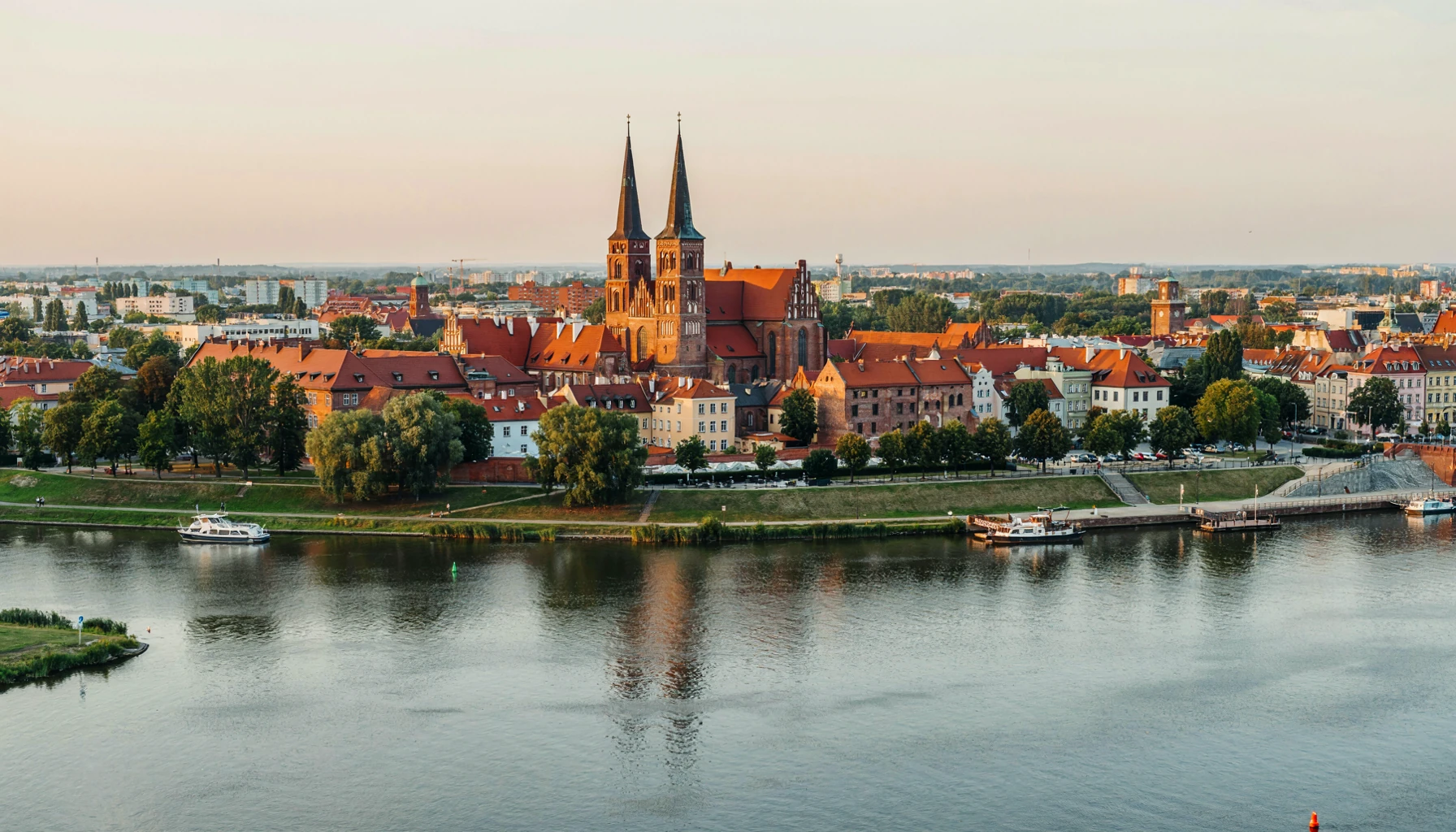 Panorama inspirowana Ostrowem Tumskim we Wrocławiu: katedra i zabudowa nad Odrą. Ilustracja AI.